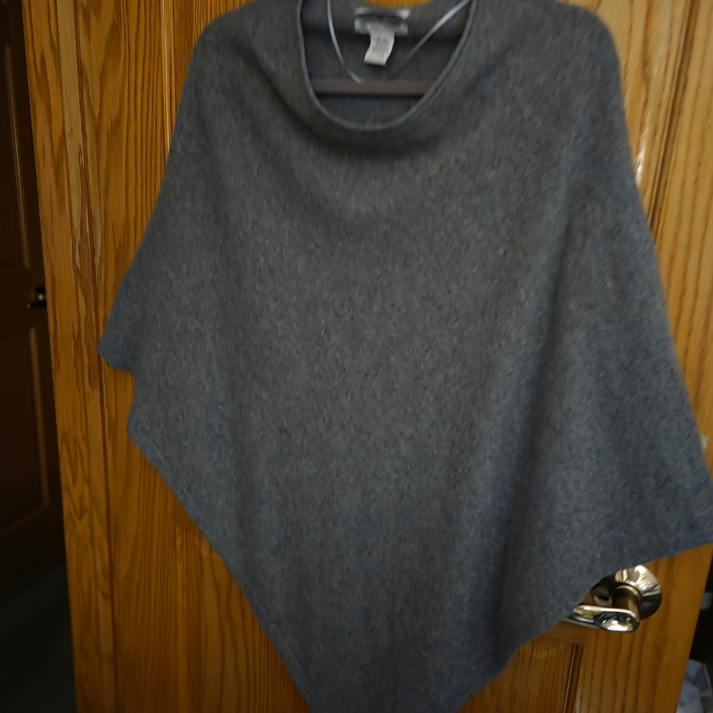 Soft luxurious, 100% 2-ply cashmere Gray Knit Poncho